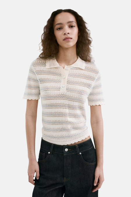 Ecru polo van MANGO met open breisel, horizontale lichtblauwe strepen en geschulpte zomen.