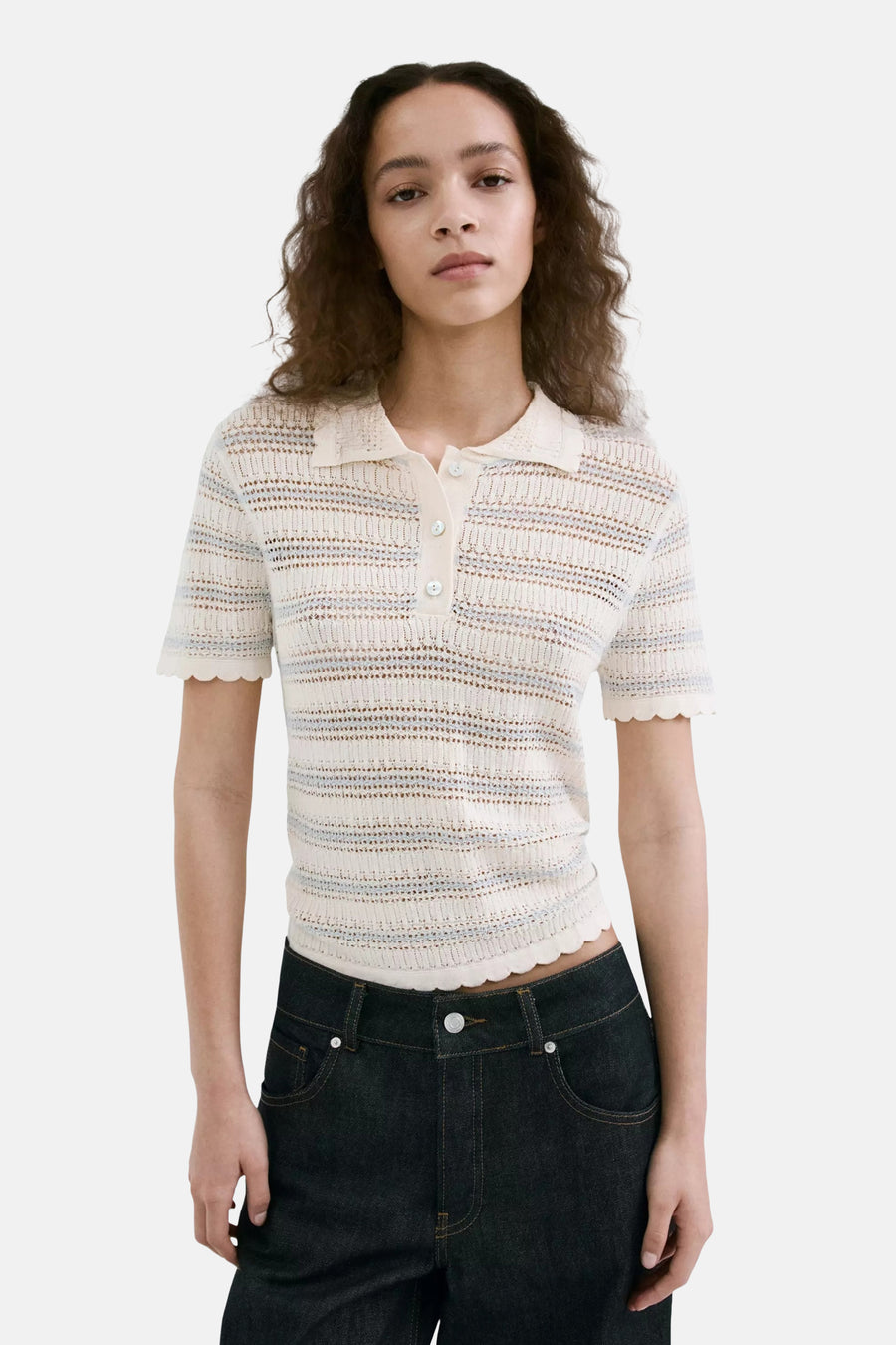 Ecru polo van MANGO met open breisel, horizontale lichtblauwe strepen en geschulpte zomen.