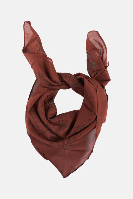 Bruine zomersjaal van MANGO met donkerbruine geborduurde patronen en kraaltjes, geknoopt.