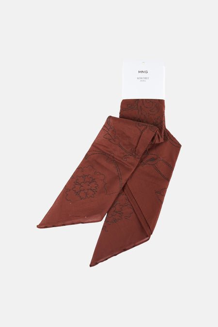 Bruine zomersjaal van MANGO met donkere, geborduurde bloempatronen, gevouwen weergegeven.