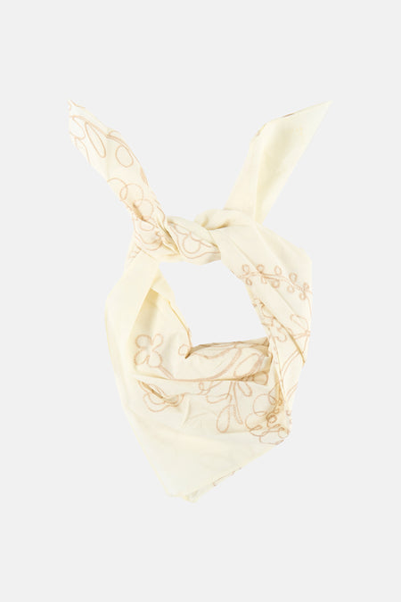 Crèmekleurige zomersjaal van MANGO met geborduurd bloemenpatroon, geknoopt.