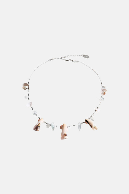 Korte halsketting met schelpen en kralen in multicolor van MANGO, met diverse natuurlijke schelpvormen en transparante kraaltjes.