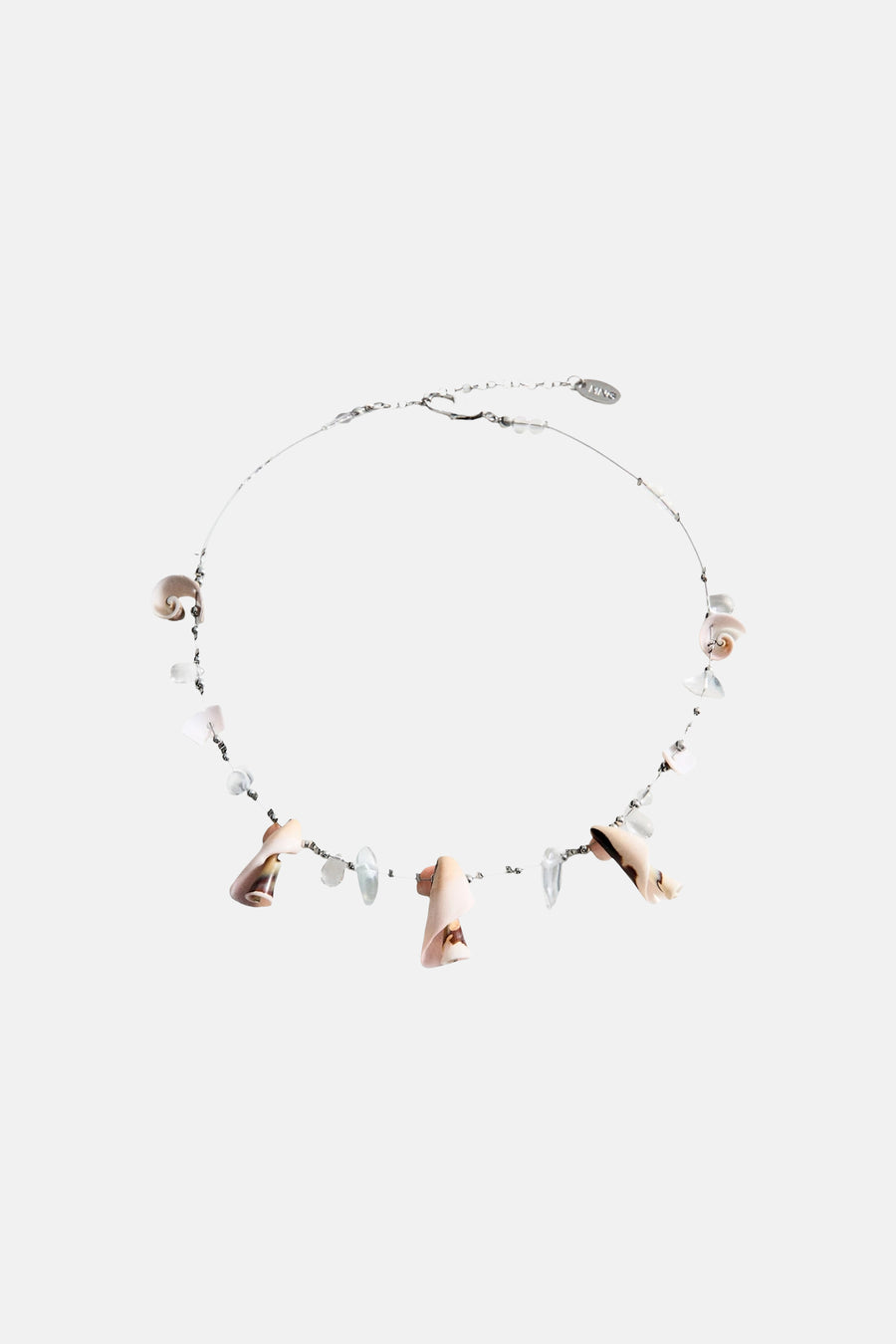 Korte halsketting met schelpen en kralen in multicolor van MANGO, met diverse natuurlijke schelpvormen en transparante kraaltjes.