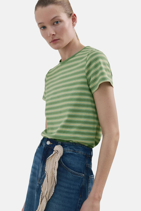 Groen en beige gestreept T-shirt van MANGO met korte mouwen, gedragen door een model.