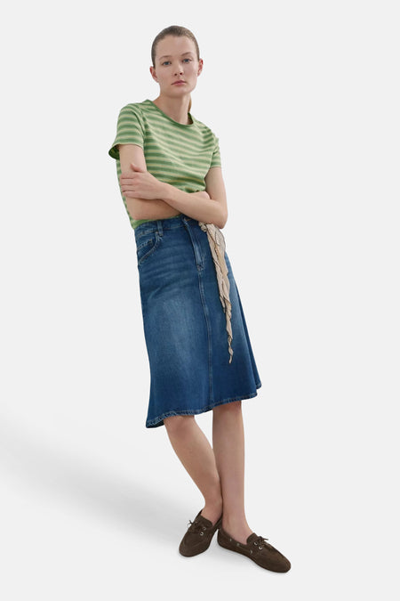 Groen-beige gestreept T-shirt met korte mouwen van MANGO, gecombineerd met een blauwe spijkerrok.