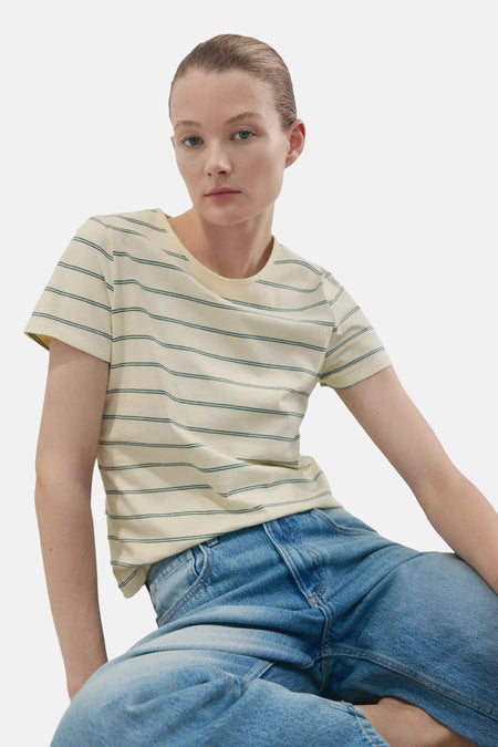 Geel T-shirt met korte mouwen van MANGO met horizontale groene strepen, gedragen door een model in spijkerbroek.