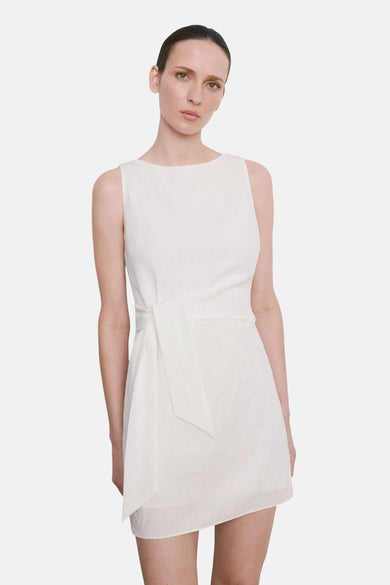 Wit mouwloos kleedje van MANGO met ceintuur en asymmetrische zoom, front view