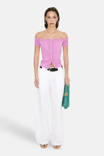 Roze korte mouwen blouse met ruches en knoopsluiting van MANGO, gedragen met witte wijde broek en groene tas, front view