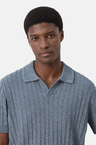 Blauwe gebreide polo met ribstructuur van MANGO, gedragen door model, vooraanzicht, casual stijl
