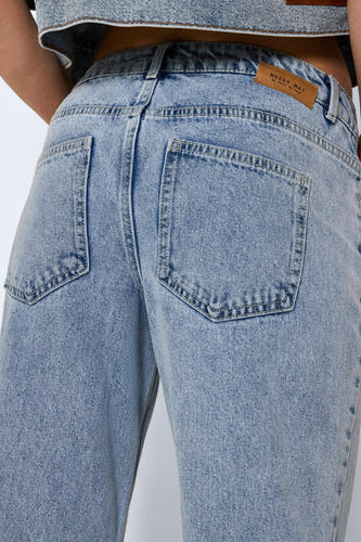 Lichtblauwe straight jeans van Noisy May, met achterzakken en een leren merklabel op de tailleband.
