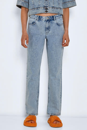 Lichtblauwe straight jeans van NOISY MAY, met vintage wassing en oranje slippers.
