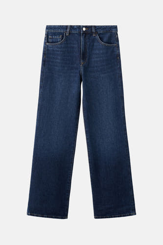 Jean droit en denim bleu marine de MANGO, avec poches à l'avant et jambes larges.