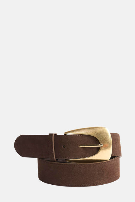 Ceinture marron de MANGO, avec une boucle dorée et des trous pour l'ajustement.