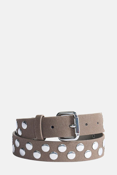 Beige riem van MANGO, gedecoreerd met zilverkleurige studs en een zilverkleurige gesp.
