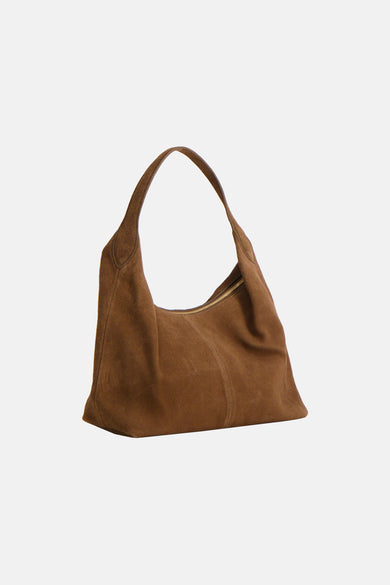 Sac marron de MANGO, aspect suède avec fermeture à glissière sur le dessus et une bandoulière.
