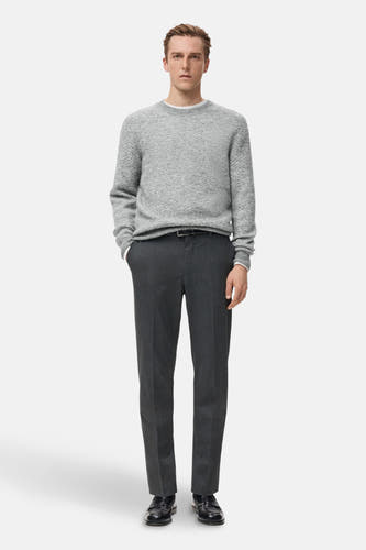 Sweat-shirt gris à col rond de MANGO, avec un motif subtil et des manches longues.