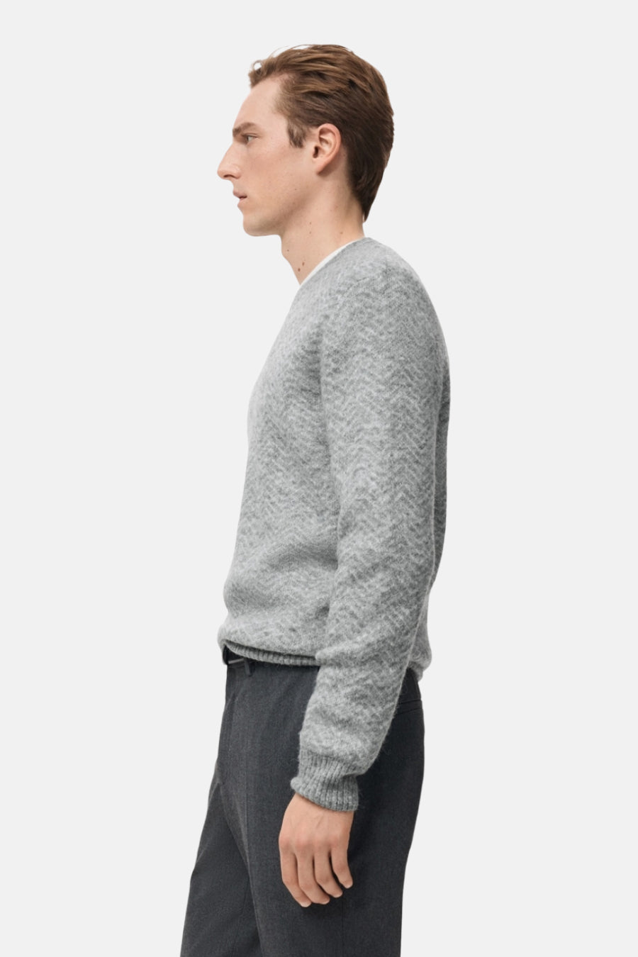 Sweat-shirt gris avec col rond de MANGO, texture douce et motif subtil à carreaux, visible en vue de face avec un pantalon gris.