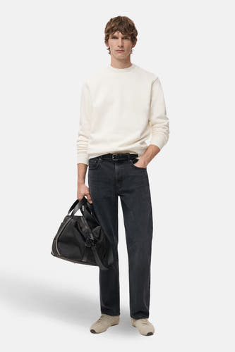 Pull-over blanc de MANGO, associé à des jeans noirs, une ceinture noire et un sac noir.