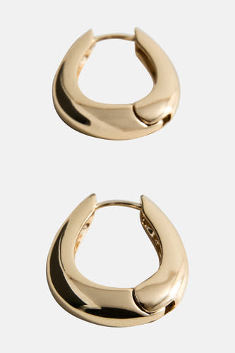 Boucles d'oreilles en or de MANGO, avec une finition lisse et un fermoir solide.