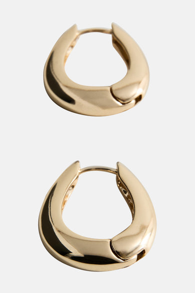 Gouden oorringen van MANGO, met een gladde afwerking en een stevige sluiting.
