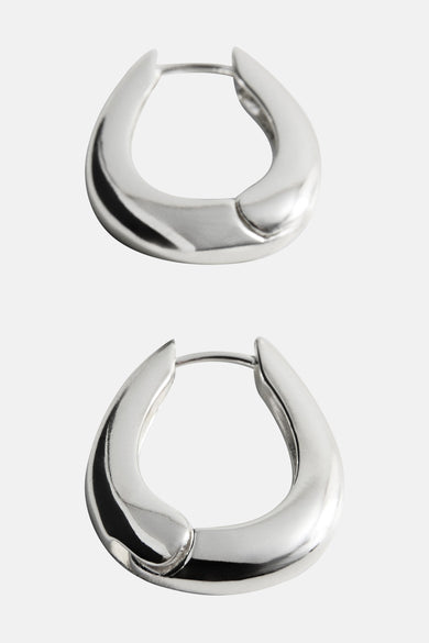 Boucles d'oreilles en argent de MANGO, avec une finition lisse et brillante et un design minimaliste.