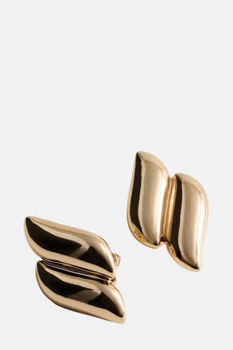 Boucles d'oreilles en or de MANGO, avec un design ondulé et sculptural et une finition brillante.