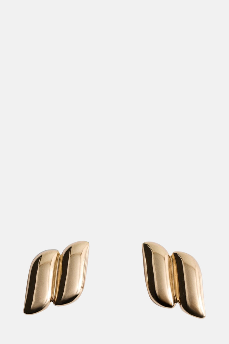 Boucles d'oreilles en or de MANGO, avec un design courbé et sculptural.