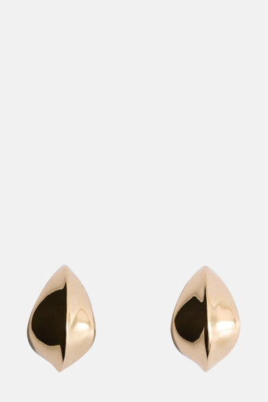 Gouden oorringen van MANGO, met een geometrisch gevormd design en glanzende afwerking.
