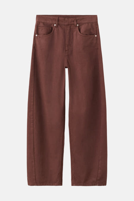 Jean bleu foncé de MANGO, avec des jambes larges et des poches à l'avant.