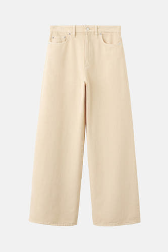 Jean de couleur beige de MANGO avec jambes larges et poches sur le devant.