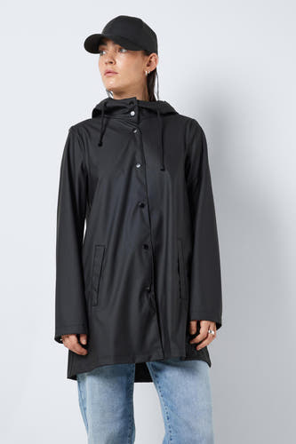Des imperméables noirs de DROPLETS, avec un capuchon et une fermeture à glissière, portés sur un jean bleu clair et associés à une casquette noire.