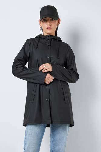 Manteaux de pluie noirs de DROPLETS, avec capuchon et fermeture à boutons, portés sur un jean bleu et associés à une casquette.