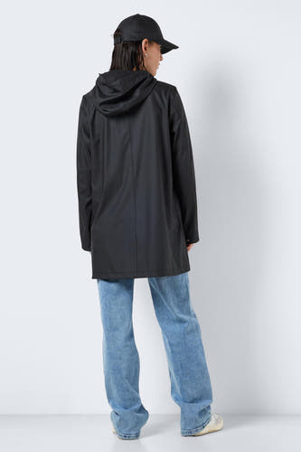 Manteaux de pluie noirs de DROPLETS, avec capuche et longues manches, associés à des jeans larges et des baskets.