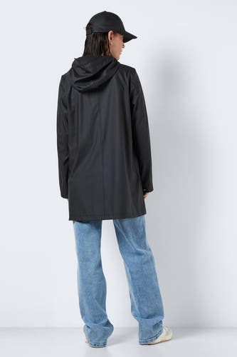 Zwarte regenjas van DROPLETS, gezien van achteren, met capuchon en gecombineerd met een jeans en pet.
