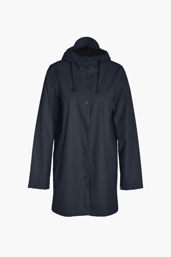 Manteaux de pluie noirs DROPLETS avec capuchon et fermeture à boutons, deux poches latérales et des cordons noirs.