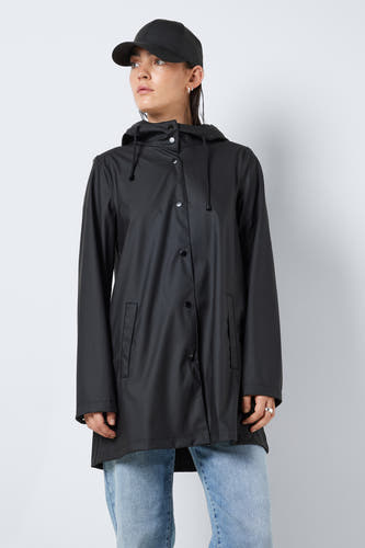 Manteaux de pluie noirs de DROPLETS, avec capuche, longues manches et portés sur un jean bleu avec une casquette noire.