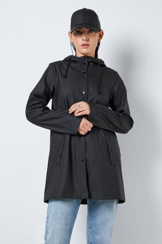 Manteaux de pluie noirs de DROPLETS, avec capuche, fermeture à boutons et poches, portés sur un jean bleu et combinés avec une casquette noire.