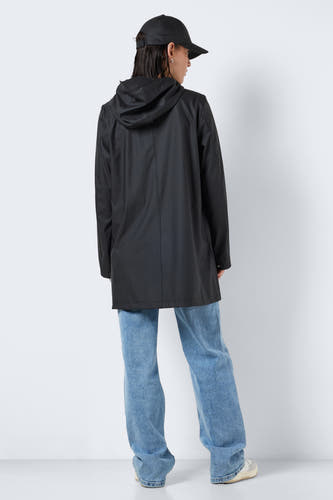 Manteaux de pluie noirs DROPLETS, avec capuchon, combinés à des jeans larges et des baskets blanches, vus de dos.