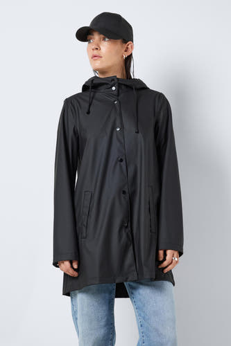 Manteaux de pluie noirs de DROPLETS, avec capuche et fermeture à boutons, portés avec un chapeau et des jeans.