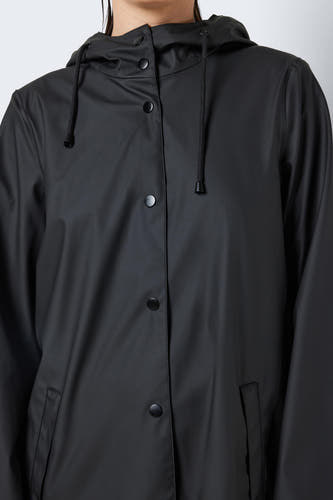 Manteaux de pluie noirs DROPLETS avec longs manches, capuchon et fermeture à glissière.