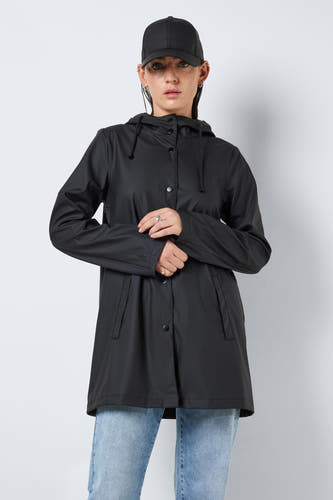 Manteaux de pluie noirs de DROPLETS, avec capuchon, fermeture à boutons et poches brodées, portés avec un jean léger et une casquette.
