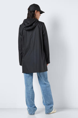 Manteaux de pluie noirs DROPLETS, avec capuchon, combinés à un jean bleu et une casquette.