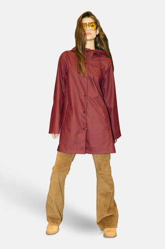Parapluies de Bordeaux de DROPLETS, portés avec un pantalon en corduroy marron et des lunettes de soleil jaunes.