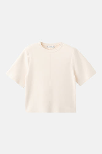 Pull écru à col rond de MANGO, avec une couture verticale sur le devant.