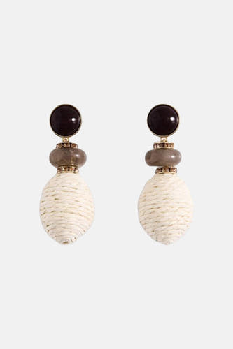 Multicolor oorringen van MANGO, met een ronde zwarte steen, een bruine kraal en een witte touw-achtige hanger.
