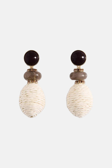 Multicolor oorringen van MANGO, met een ronde zwarte steen, een bruine kraal en een witte touw-achtige hanger.

