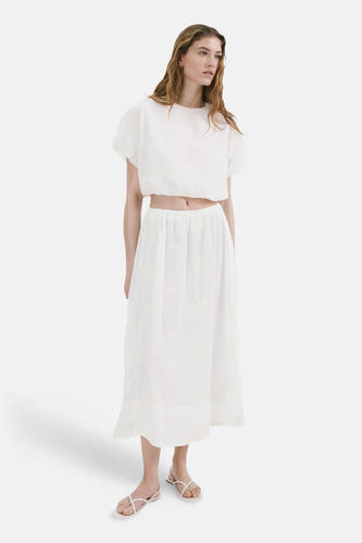 Blouse écru à manches courtes de MANGO, avec fleurs brodées et coupe courte.