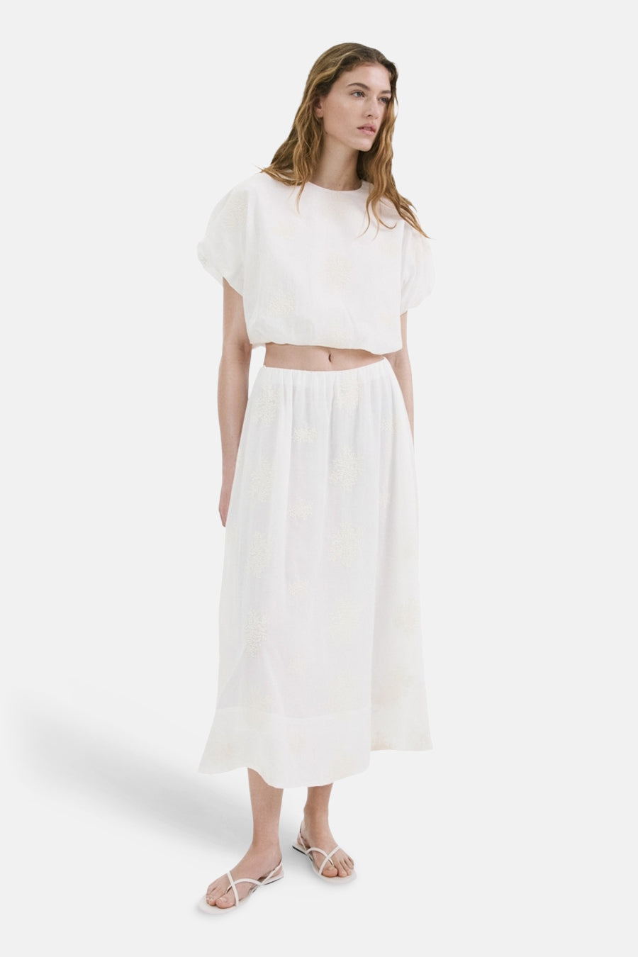 Blouse écru à manches courtes de MANGO, avec fleurs brodées et coupe courte.