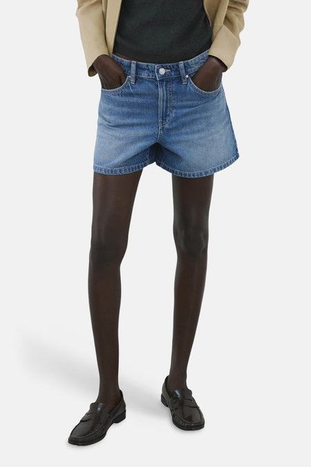Denim bermuda in middenblauw van MANGO, met steekzakken en een korte pijp.