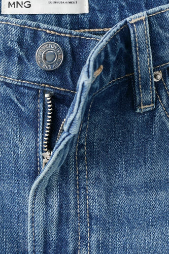 Bermuda en jean bleu marine court de MANGO, avec fermeture à glissière et détail de bouton.